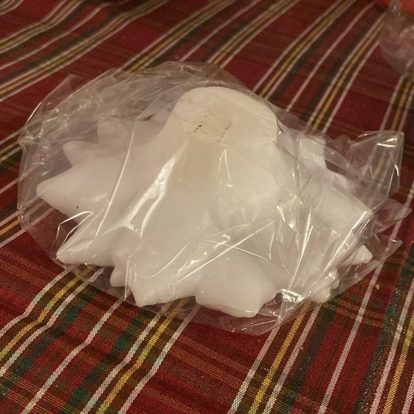 New white poinsettia candle - Picture 3 of 7